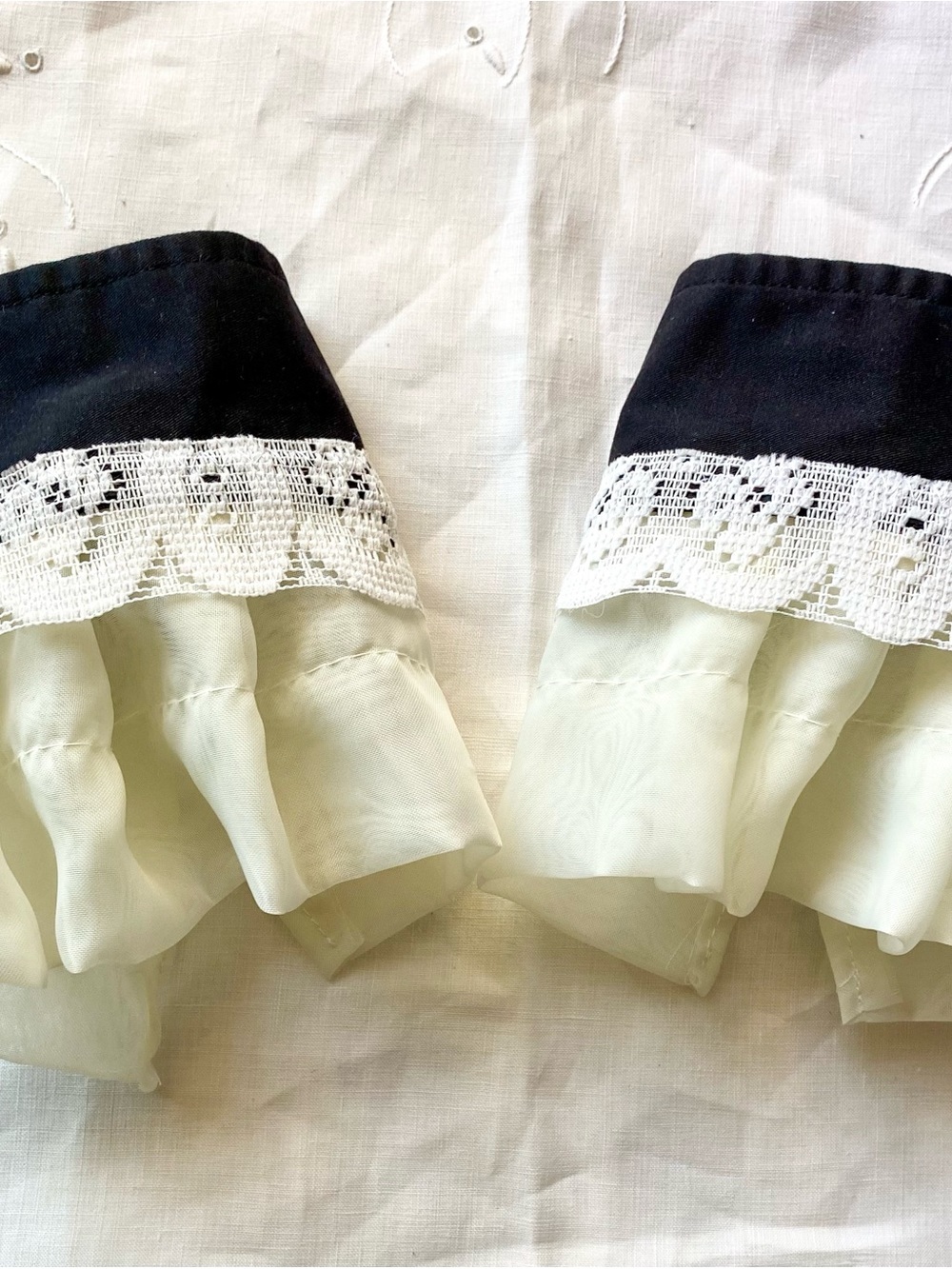 Black and Cream Lace-Trim Sleeve Cuffs - Women
